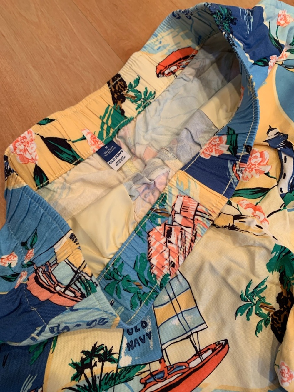 Old Navy Women's High Waist Sailboat Print Shorts in Blue and Yellow - Picture 4 of 4
